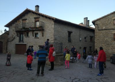 El día 6 de diciembre los niños de Bailo, como se hace desde hace muchos años, recorrieron las calles de Bailo, llamando a los timbres de las casas y cantando la canción tradicional para que les dieran comida. Con todo la comida que recogieron, al final de la tarde, hicieron una merienda, a la que se apuntaron algunos " no tan niños"