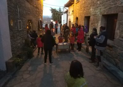 El día 6 de diciembre los niños de Bailo, como se hace desde hace muchos años, recorrieron las calles de Bailo, llamando a los timbres de las casas y cantando la canción tradicional para que les dieran comida. Con todo la comida que recogieron, al final de la tarde, hicieron una merienda, a la que se apuntaron algunos " no tan niños"