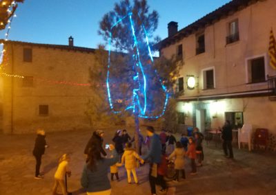 El día 6 de diciembre los niños de Bailo, como se hace desde hace muchos años, recorrieron las calles de Bailo, llamando a los timbres de las casas y cantando la canción tradicional para que les dieran comida. Con todo la comida que recogieron, al final de la tarde, hicieron una merienda, a la que se apuntaron algunos " no tan niños"