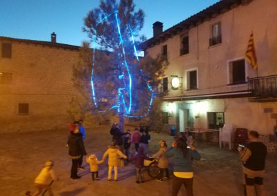 El día 6 de diciembre los niños de Bailo, como se hace desde hace muchos años, recorrieron las calles de Bailo, llamando a los timbres de las casas y cantando la canción tradicional para que les dieran comida. Con todo la comida que recogieron, al final de la tarde, hicieron una merienda, a la que se apuntaron algunos " no tan niños"