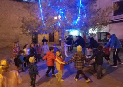 El día 6 de diciembre los niños de Bailo, como se hace desde hace muchos años, recorrieron las calles de Bailo, llamando a los timbres de las casas y cantando la canción tradicional para que les dieran comida. Con todo la comida que recogieron, al final de la tarde, hicieron una merienda, a la que se apuntaron algunos " no tan niños"