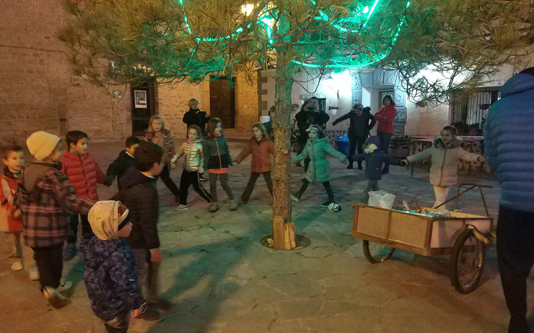 El día 6 de diciembre los niños de Bailo, como se hace desde hace muchos años, recorrieron las calles de Bailo, llamando a los timbres de las casas y cantando la canción tradicional para que les dieran comida. Con todo la comida que recogieron, al final de la tarde, hicieron una merienda, a la que se apuntaron algunos " no tan niños"