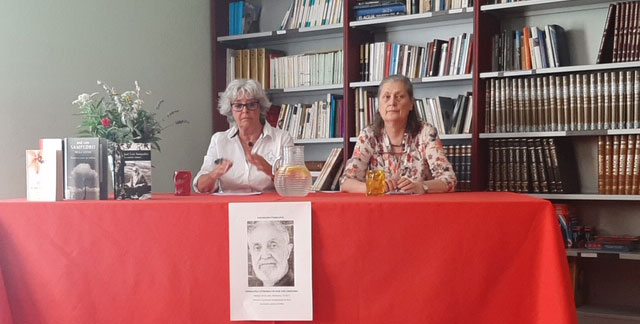 Sara Labordeta abrió el acto ofreciendo unas pinceladas de la biografía de Olga Lucas y de su obra, de su vida en común con Sampedro y finalizó ensalzando la vida y obra del escritor. A continuación Olga Lucas desgranó los paneles que representan los lugares, ”las geografías”. Los libros y su biografía se entremezclan de una manera metódica dando lugar a los magníficos libros de Sampedro: «Octubre,Octubre», «La sonrisa etrusca»…